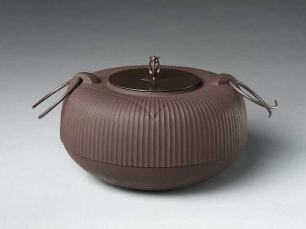 Hata Shunsai III (Japanese, born 1974). Kettle (Kama) with Stripes and Rhomboid Pattern, 2020. Reiwa period (2019–present). Iron and copper. H. 7 1/4 (18.4 cm); Diam. 11 1/8 in. (28.3 cm). The Metropolitan Museum of art, Gift of Hayashi Kaoru, in celebration of the Museum’s 150th Anniversary, 2020 (2020.76.8a– d). Image © Hata Shunsai III