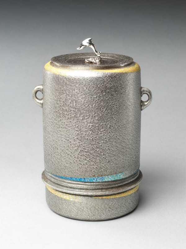 Miyata Ryohei (Japanese, born 1945). Silver Freshwater Jar with Dolphin (Nanryō irukamon mizusashi), 2020. Reiwa period (2019–present). Hammered silver with gold foil. H. 9 in. (22.9 cm); Diam. 7 in. (17.8 cm). The Metropolitan Museum of Art, Gift of Hayashi Kaoru, in celebration of the Museum’s 150th Anniversary, 2020 (2020.390.4a, b). Image © Miyata Ryohei