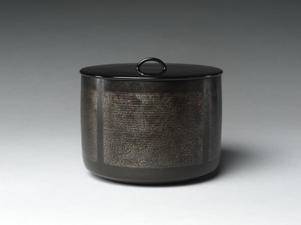 Uozumi Iraku III (Japanese, born 1937). Freshwater Jar (Mizusashi), named Calmness (Nagomi), 2018. Heisei period (1989–2019). Sahari alloy of copper, tin, and lead. H. 5 3/8 in. (13.7 cm); Diam. 7 in. (17.8 cm). The Metropolitan Museum of Art, Gift of Hayashi Kaoru, in celebration of the Museum’s 150th Anniversary, 2020 (2020.76.3a, b). Image © Uozumi Iraku III
