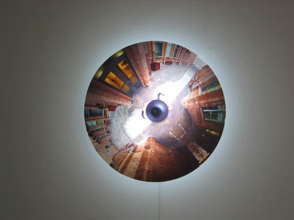 Luc Courchesne, 030213-1 (Barcelona), 2003-2006, duratran monté sur plexi, laminé lexan, dispositif rotatif, ampoule fluorescente et tranformateur, 60.5 cm diam., édition de 5