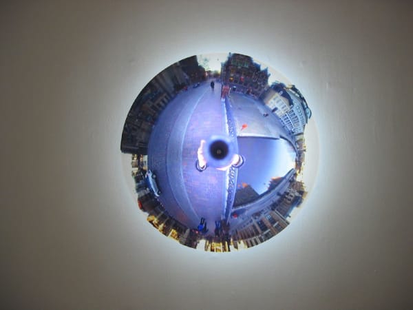 Luc Courchesne, 031207-2 (Gent), 2003-2006, duratran monté sur plexi, laminé lexan, dispositif rotatif, ampoule fluorescente et tranformateur, 60.5 cm diam., édition de 5