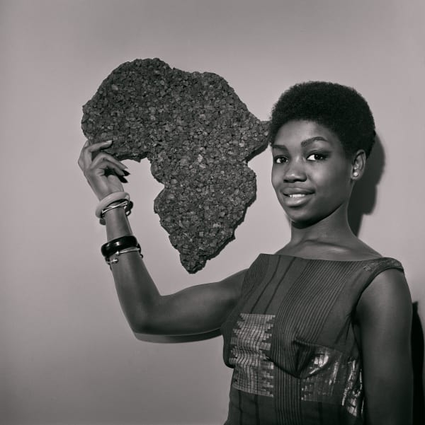 Kwame Brathwaite, Untitled (Nomsa with Africa corckboard at AJASS studios) (1964). Archival pigment print.