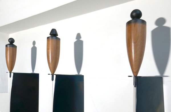 Osman Dinc - Plumb Men (detail) - 2019 - mahogany wood, tempered steel, varnish, graphite - 225 x 25 x 16 cm