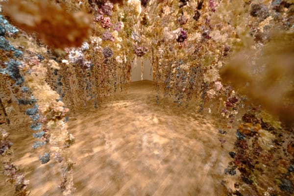 Rebecca Louise Law, CALYX, 2013, Installationsansicht Hypo-Kunsthalle