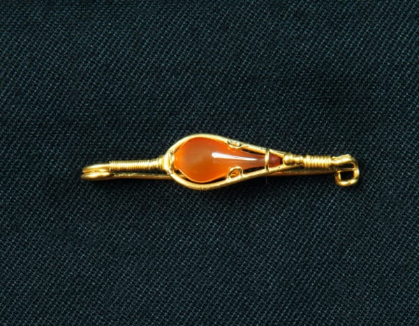CASTELLANI WORKSHOP, GOLD BROOCH WITH A CENTRAL CARNELIAN, ROME, SECOND HALF 19TH CENTURY