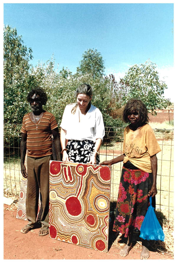 Rebecca Hossack with Ningie Nangala and Tjumpo Tjapanangka in Balgo Hills