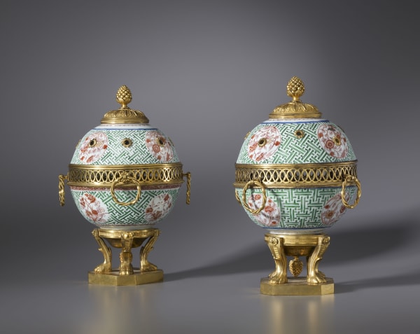 Unknown, A pair of Régence pot-pourri vases with lid, The porcelain vases: China, most probably made at the Jingdezhen kilns, late Kangxi period, date circa 1700-25. The gilt bronze finials and bases: Paris, date circa 1715-20. The gilt bronze entrelac galleries: Paris, date circa 1710-20