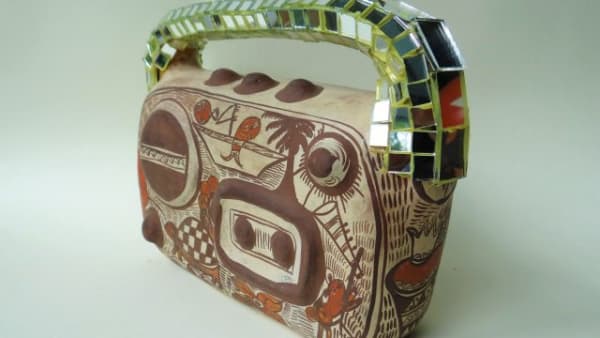 Radiograbadora de barro con agarradera de espejos (2017), collaboration with Eudocia Ramírez, from San Agustin Oapan, Guerrero. (32 x 25 x12 cm)