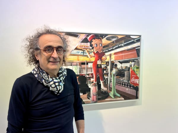 Yigal Ozeri 'Americana' in De Telegraaf