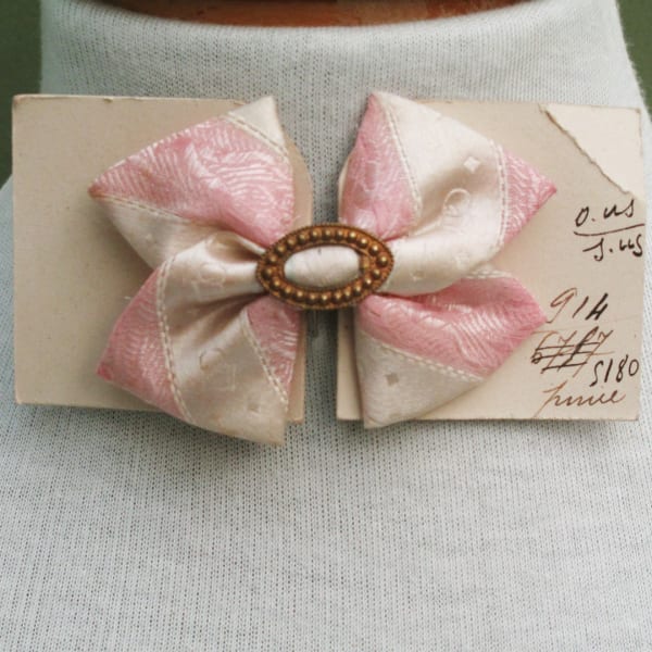 Very pretty lady's bow tie. Excellent condition Late 19th century