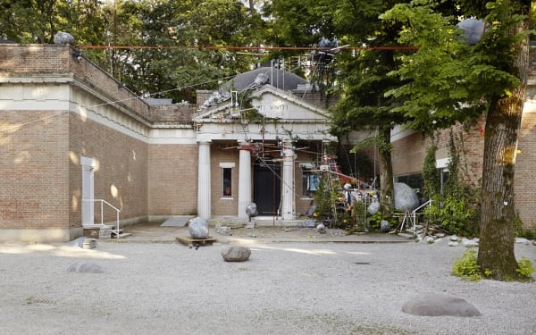 Image of the outside of the US Pavilion with Sze installation