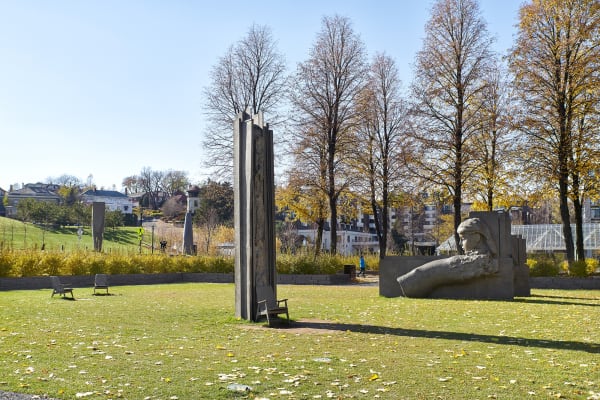 image of Mark Manders large bronze sculpture of figures in garden