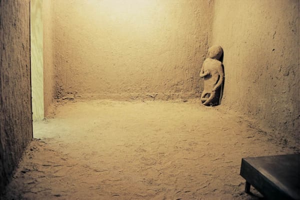 image of Mark Manders sculpture installation view at Documenta, small sculpture in corner of room