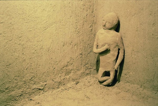 image of Mark Manders sculpture installation view at Documenta, small sculpture in corner of room