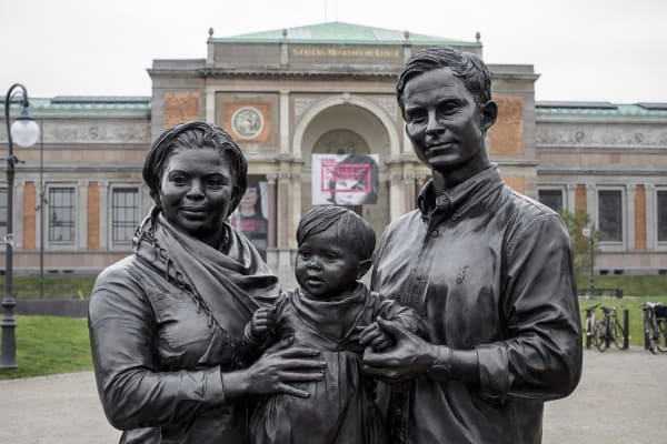 image of Gillian Wearing bronze scultpure