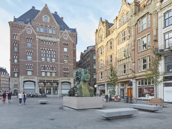image of a sculpture of Mark Manders two green heads facing outwards
