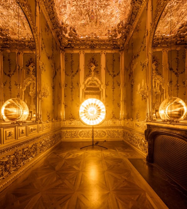 image of room with monofrequency lights