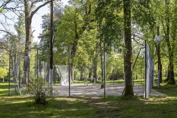 image of boyce outdoor installation on tennis court