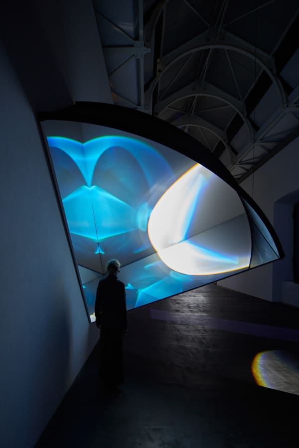 Installation view of Olafur Eliasson, Orizzonti tremanti / Trembling horizons, 2022.