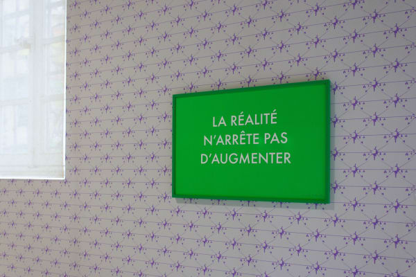 Vue de l'exposition "Merdre !" réalisée en collaboration avec Vidéochroniques, avec notamment les éditions Christophe Fiat