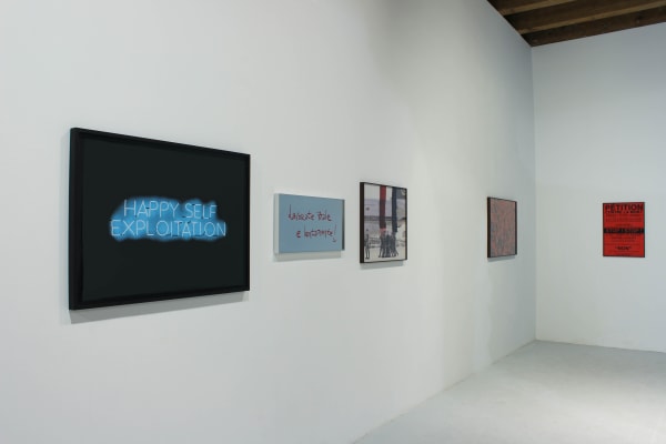 Vue de l'exposition "Merdre !" réalisée en collaboration avec Vidéochroniques à Marseille avec notamment des éditions de Jean-Luc Moulène, Franck Perrin