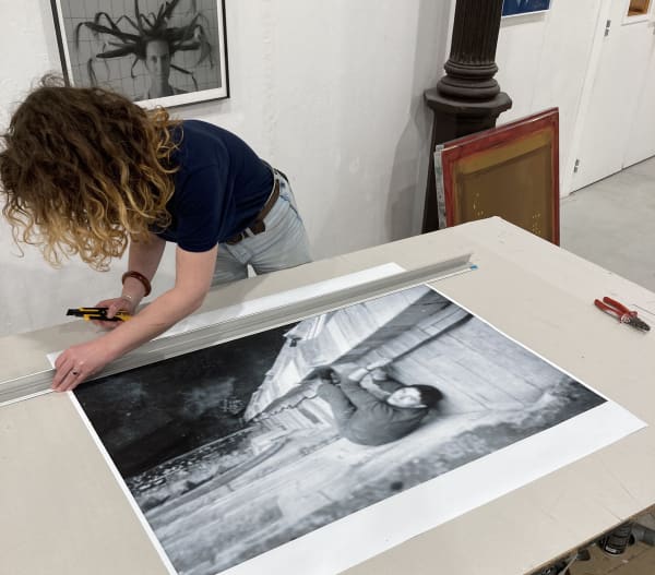 Découpe d'un tirage pour l'artiste Thomas Mailaender