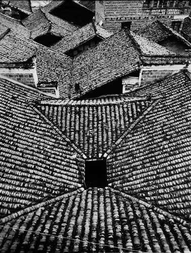 Linda Butler, Rooftops, DaChang, 2001