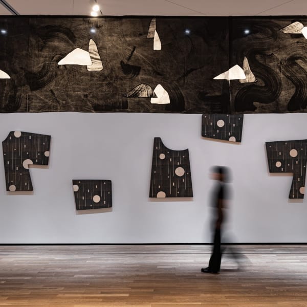 藝術家吳耿禎現正於臺南市美術館舉辦個展「剪花人 土象星」