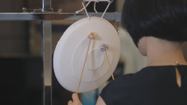 《石膏鑼》錄像截圖，樂手：鄭雅心，2017 Plaster Gong (video still), performer: Cheng Ya Hsin, 2017.