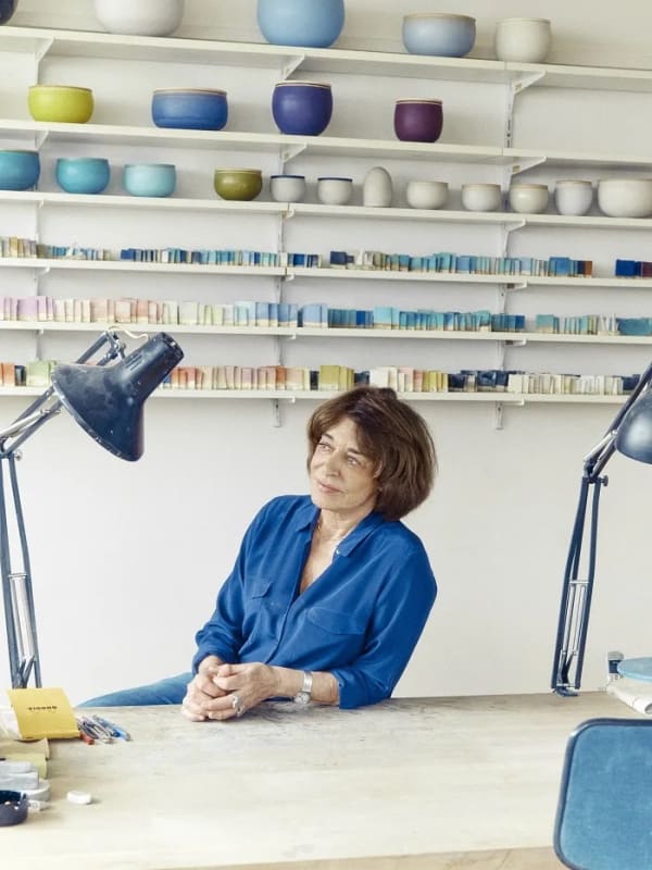 Ebüzziya Siesbye in her studio with colour samples and her pots © Thomas Chéné
