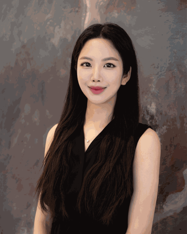 Evangeline Li Director of Special Events | London eva@upsilongallery.com