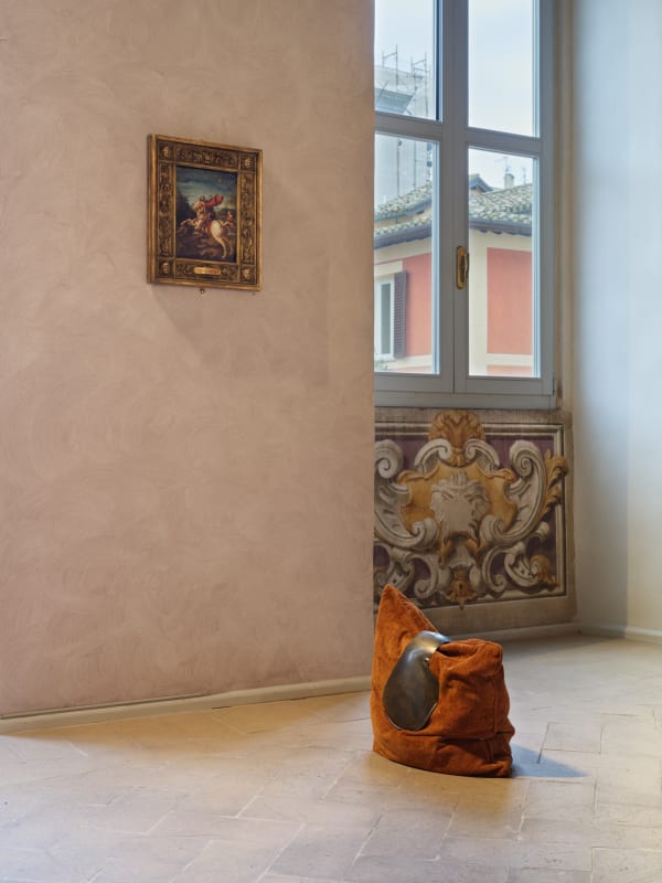 Giovanni Kronenberg, Untitled, 2022. pillow and shoulder armor from the 18th century, 48 × 31 × 41 cm. Installation view on the occasion of the exhibition Senza mai sfiorire. Densità e leggerezza nella scultura italiana contemporanea, curated by Saverio Verini, Palazzo Collicola, Spoleto. Courtesy of the artist and z2o Sara Zanin, Rome. Ph. Giuliano Vaccai.