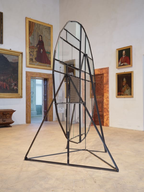 Fabrizio Prevedello, Rosone (186), 2017. Steel, rubber, glass, 311 × 284 × 200 cm. Installation view on the occasion of the exhibition Senza mai sfiorire. Densità e leggerezza nella scultura italiana contemporanea, curated by Saverio Verini, Palazzo Collicola, Spoleto. Courtesy of the artist. Ph. Giuliano Vaccai