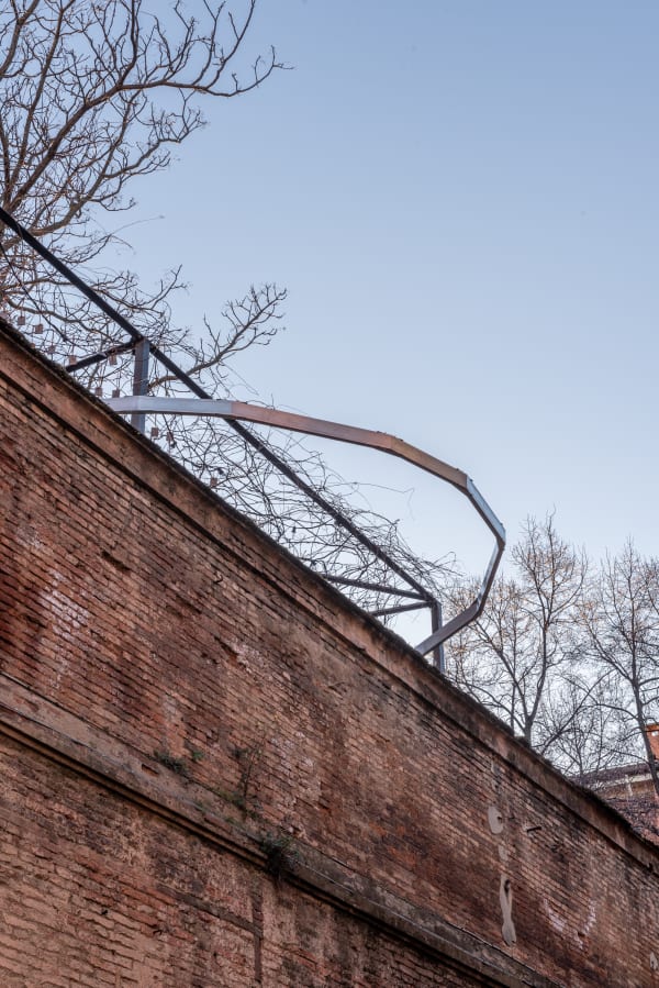 Fabrizio Prevedello, Benedizione (386), 2024, aluminum, steel, reflective tape, cm 847 x 565 x 14 (POV via Belle Arti), Giardino del Guasto, Bologna. Ph Leonardo Morfini