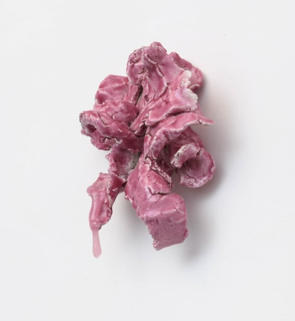 Installation View | Guglielmo Maggini, Potrei stare meglio, 2024, glazed ceramic and polyurethane resin, cm 14 x 13 x 10 @ When in Rome curated by Adriana Polveroni, Albumarte, 2024. Ph. Giorgio Benni