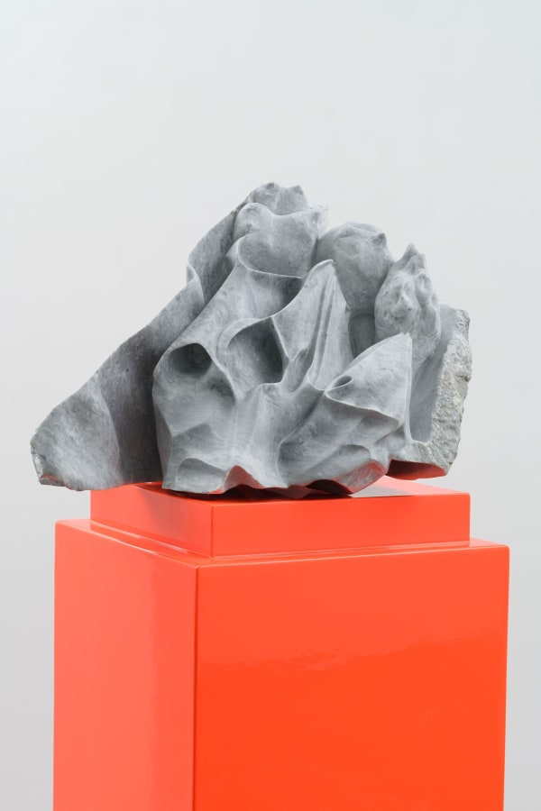 Ritratto Morale XIIII Nome di D-O / the Name of G-D, 2022-23 sculpture on clouded bardiglio marble and lacquered wood cm 142 x 40 x 45 c.ca Ph. Giorgio Benni