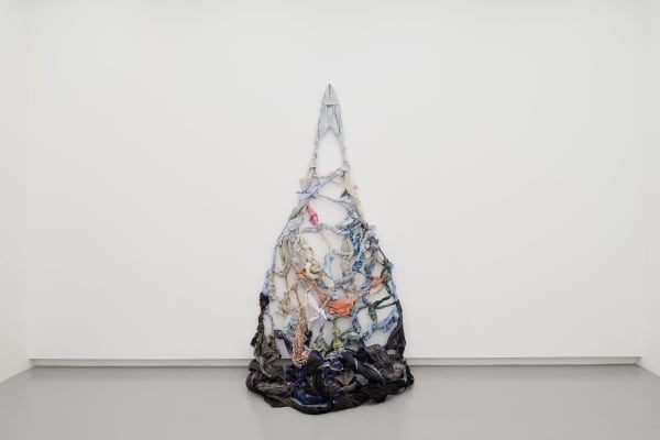 Kaarina Kaikkonen, I Need My Past, 2025, shirts, mixed medi, cm 250 x 143 x 90 Ph. Roberto Apa