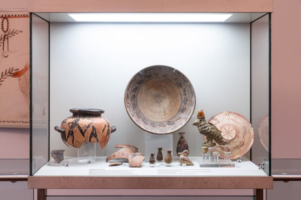 Evgeny Antufiev Untitled, 2020 bronze and amber (four parts) (bird ) cm 24 x 18 x 6,5; (medals) cm 3,5 ø each; (vase) cm 2,5 ø x 3 Courtesy the artist & z2o Sara Zanin Photocredits Ela Bialkowska, OKNOstudio