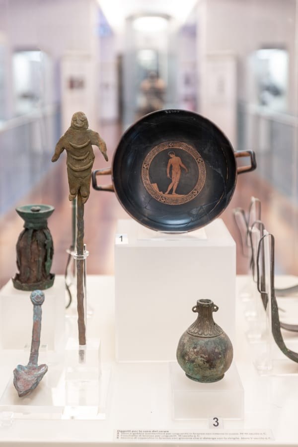 Evgeny Antufiev Untitled, 2020 Bronze (two parts) (left) cm 13,5 x 21 x 4; (right) Cm 38 x 6,5 Courtesy the artist & z2o Sara Zanin Photocredits Ela Bialkowska, OKNOstudio