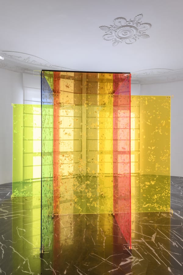Alfredo Pirri Compagni e angeli, 2018-2019 9 slabs of colored plexiglas paste with the inclusion of feathers cm 350 x 350 x 200