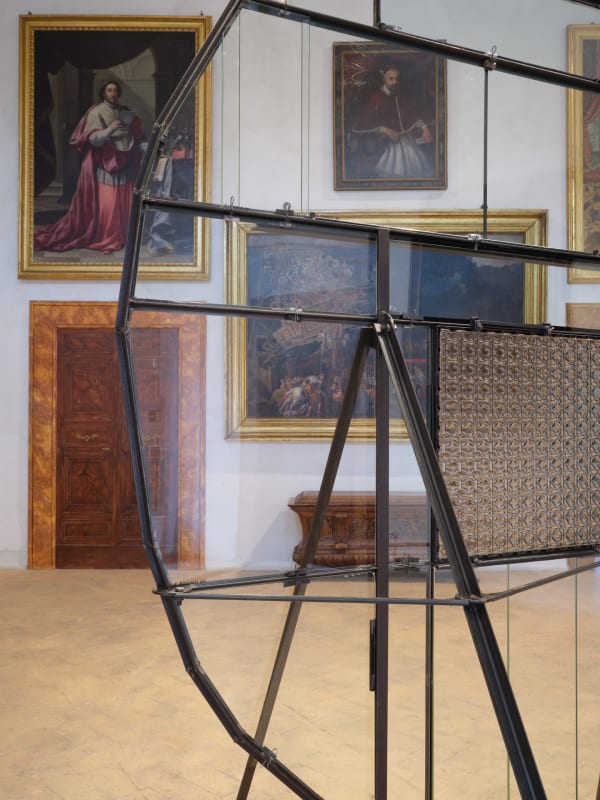 Fabrizio Prevedello, Rosone (186), 2017. Steel, rubber, glass, 311 × 284 × 200 cm, detail. Installation view on the occasion of the exhibition Senza mai sfiorire. Densità e leggerezza nella scultura italiana contemporanea, curated by Saverio Verini, Palazzo Collicola, Spoleto. Courtesy the artist. Ph. Giuliano Vaccai