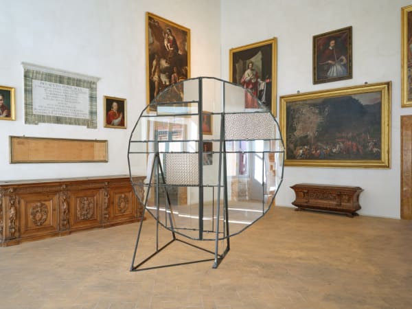 Fabrizio Prevedello, Rosone (186), 2017. Steel, rubber, glass, 311 × 284 × 200 cm. Installation view on the occasion of the exhibition Senza mai sfiorire. Densità e leggerezza nella scultura italiana contemporanea, curated by Saverio Verini, Palazzo Collicola, Spoleto. Courtesy the artist. Ph. Giuliano Vaccai