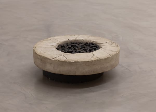 Amélia Toledo Poço, 1970 Gesso e pedras 20 x Ø 70 cm