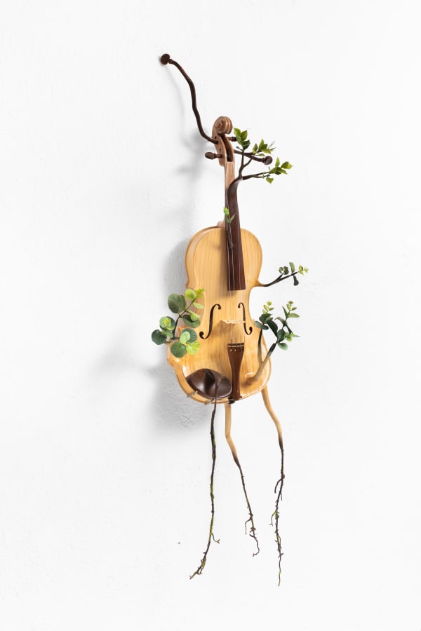 Camille Kachani , Violino dependurado, 2022