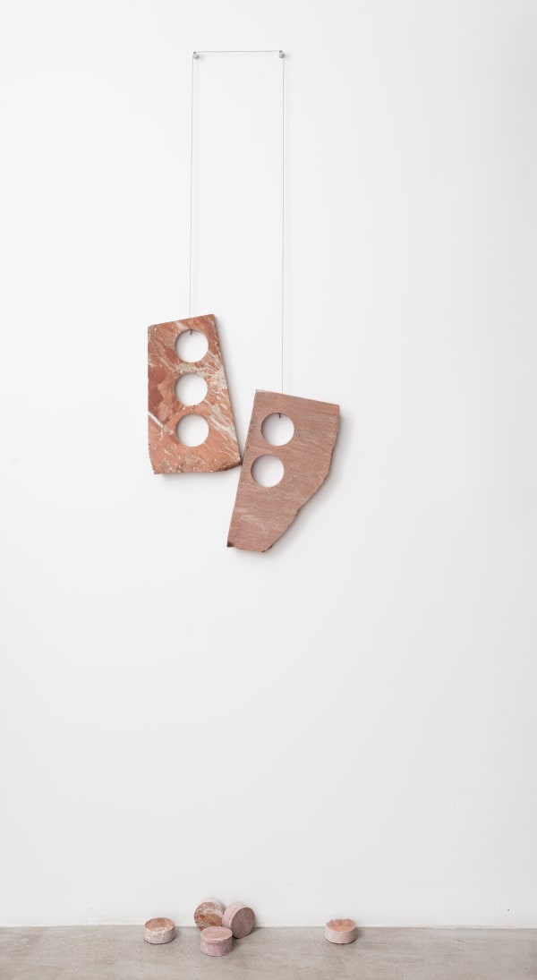 Ricardo Rendón Memoria posible (Dos estados), 2016 quartzo rosa, cabo de aço e alumínio dimensões variáveis