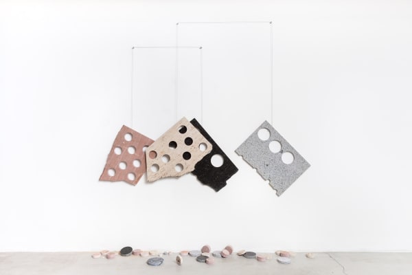 Ricardo Rendón Memoria posible (Concentración 1), 2016 pedras naturias modificadas, cabo de aço e alumínio dimensões variáveis