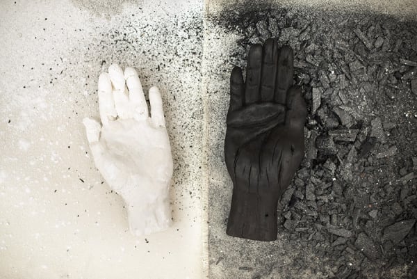 Rodrigo Braga, Mão de gesso / mão de carvão, 2018