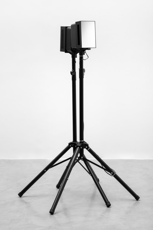 Katia Maciel Cabeças eu, 2023 Tripé metálico, caixa de som, sensor de proximidade, caixa de acrílico e espelho 162 x 100 x 90 cm Série: Coleção de Eus