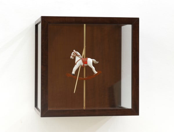 Flávia Junqueira Miniatura equestre, 2019 cubo de vidro e miniescultura 30 x 30 x 30 cm edição: 5