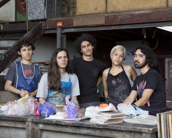 André Penteado Giovane, Lucas, Philip, Beatriz e Yuji, alunos da Escola de Belas Artes da UFRJ, 2017 Pigmento mineral sobre papel de algodão 100 x 120 cm Série: Missão francesa